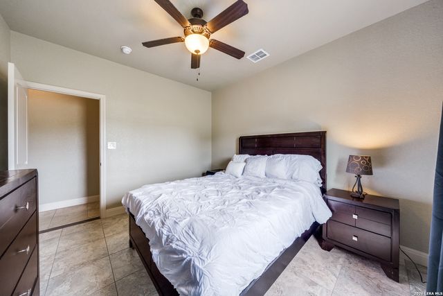 112 S Abrego Crossing, Floresville, TX 78114