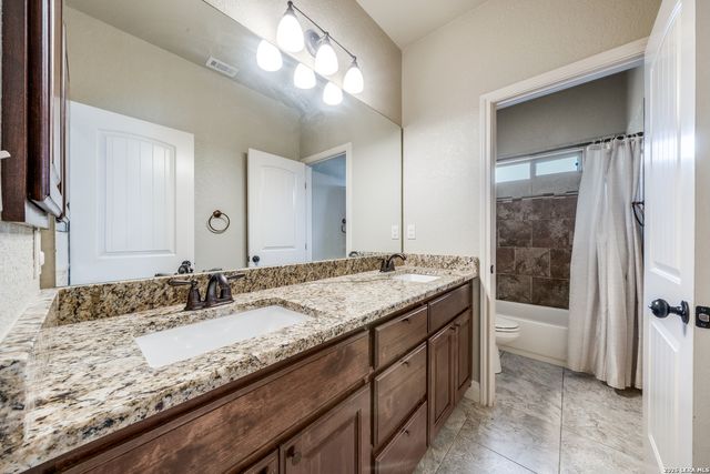 112 S Abrego Crossing, Floresville, TX 78114