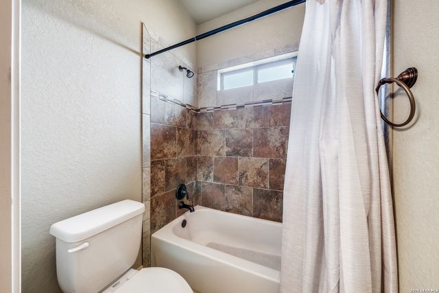 112 S Abrego Crossing, Floresville, TX 78114