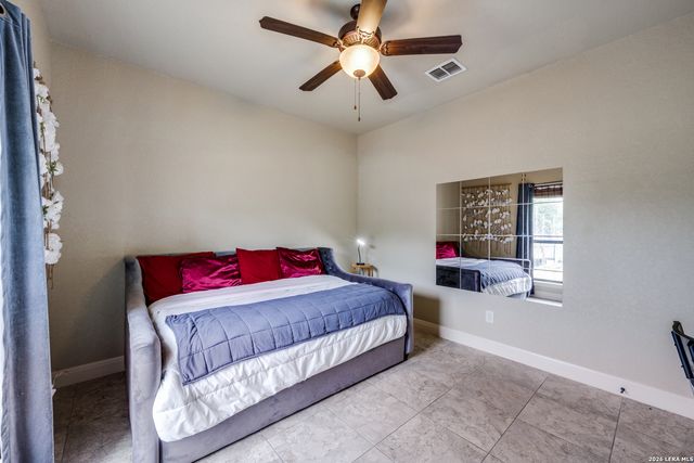 112 S Abrego Crossing, Floresville, TX 78114