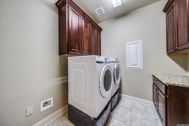 112 S Abrego Crossing, Floresville, TX 78114