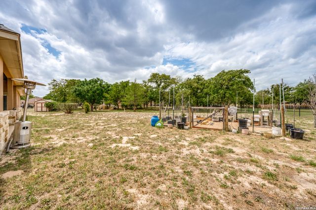 112 S Abrego Crossing, Floresville, TX 78114