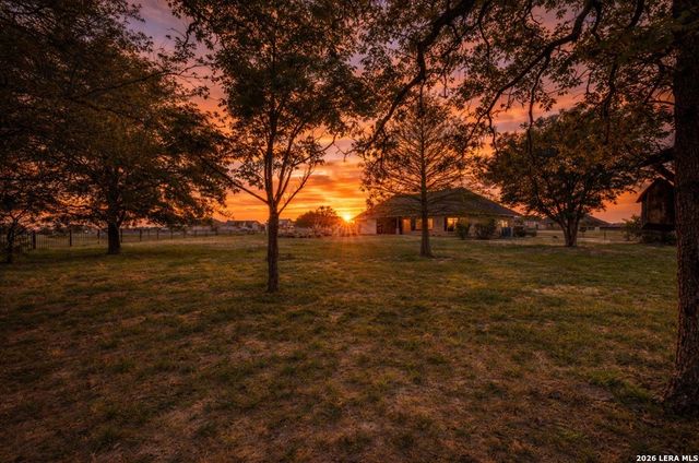 112 S Abrego Crossing, Floresville, TX 78114