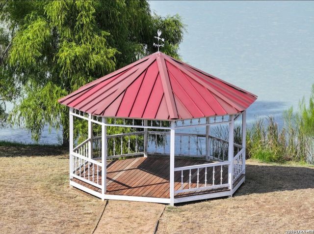 112 S Abrego Crossing, Floresville, TX 78114