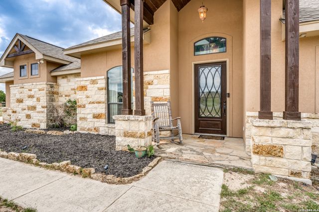 112 S Abrego Crossing, Floresville, TX 78114
