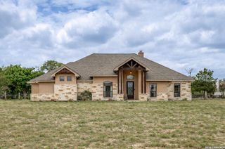 112 S Abrego Crossing, Floresville, TX 78114