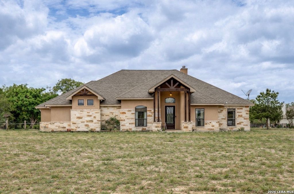 112 S Abrego Crossing, Floresville, TX 78114