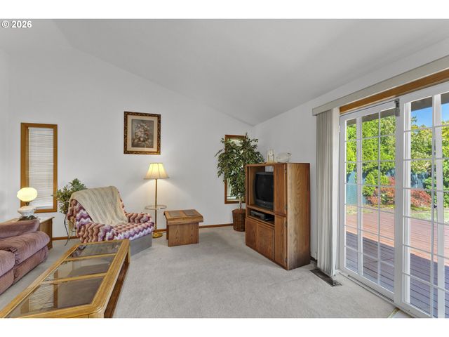 2362 LOCH Dr, Springfield, OR 97477