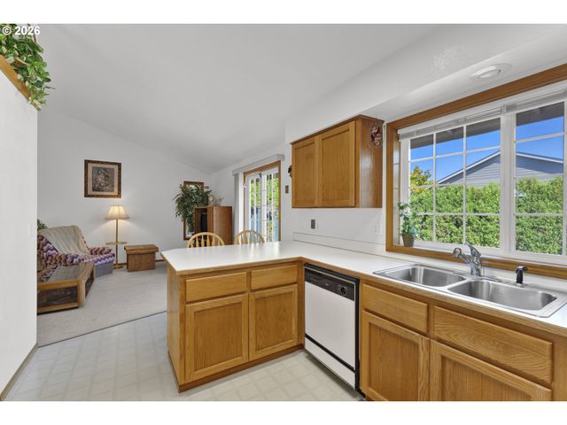 2362 LOCH Dr, Springfield, OR 97477