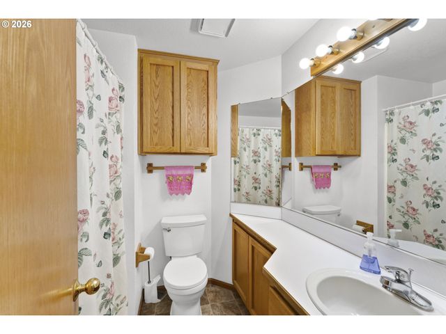 2362 LOCH Dr, Springfield, OR 97477