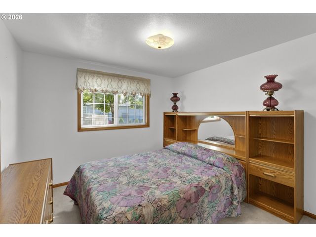 2362 LOCH Dr, Springfield, OR 97477