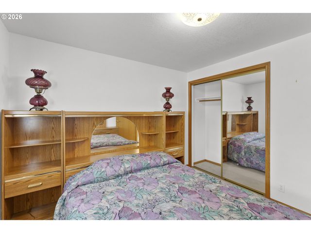 2362 LOCH Dr, Springfield, OR 97477
