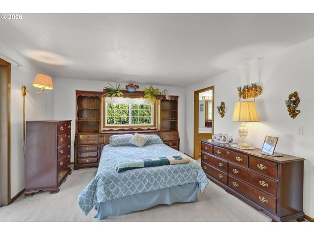 2362 LOCH Dr, Springfield, OR 97477