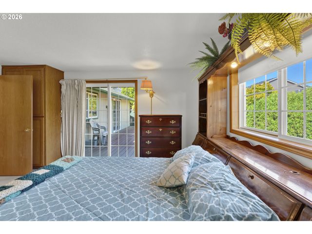 2362 LOCH Dr, Springfield, OR 97477