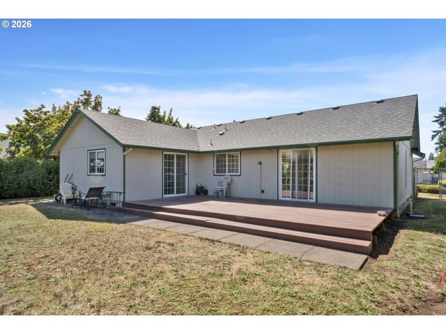 2362 LOCH Dr, Springfield, OR 97477