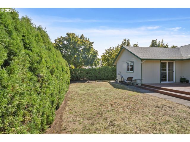 2362 LOCH Dr, Springfield, OR 97477