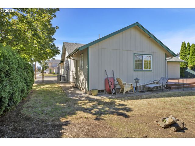 2362 LOCH Dr, Springfield, OR 97477