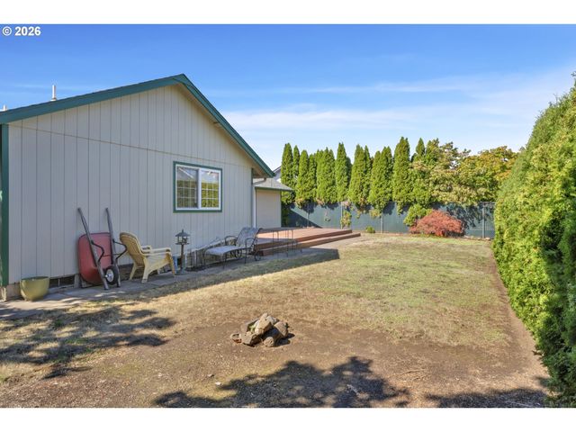 2362 LOCH Dr, Springfield, OR 97477