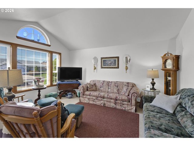 2362 LOCH Dr, Springfield, OR 97477