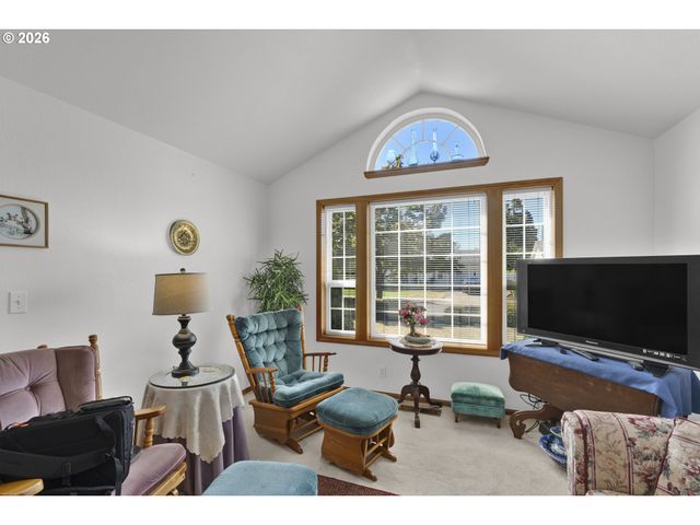 2362 LOCH Dr, Springfield, OR 97477