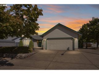 2362 LOCH Dr, Springfield, OR 97477