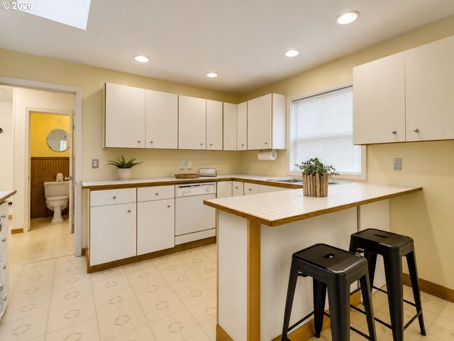 6470 Sw OLD SCHOLLS FERRY Rd, Portland, OR 97223
