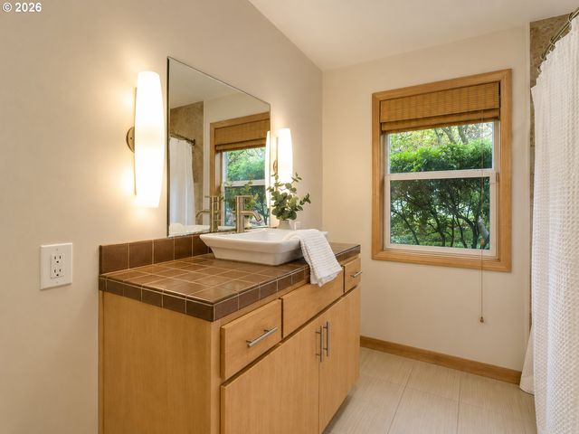 6470 Sw OLD SCHOLLS FERRY Rd, Portland, OR 97223