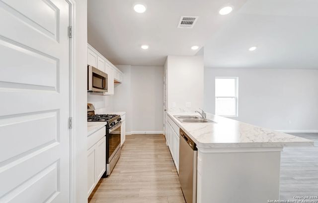 505 Sendera Way, Kenedy, TX 78119