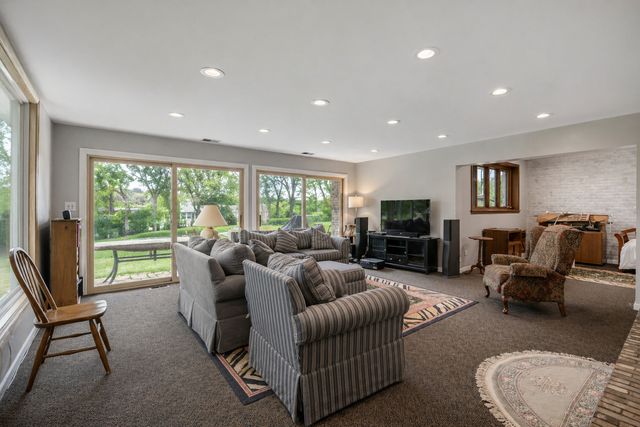 6500 Rowland Road, Huntley, IL 60142