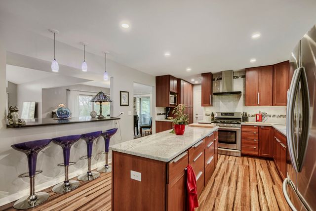 6500 Rowland Road, Huntley, IL 60142