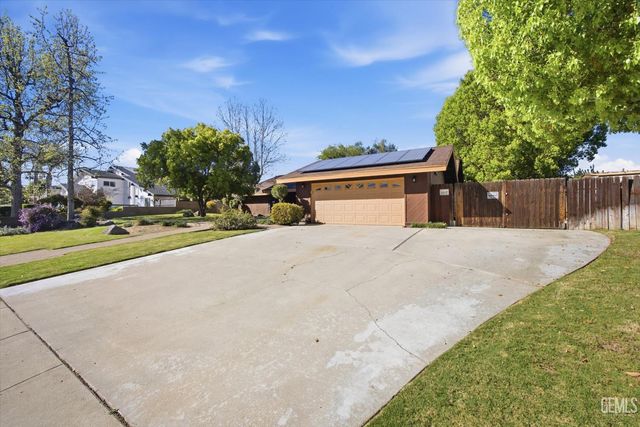 7700 Las Cruces Avenue, Bakersfield, CA 93309