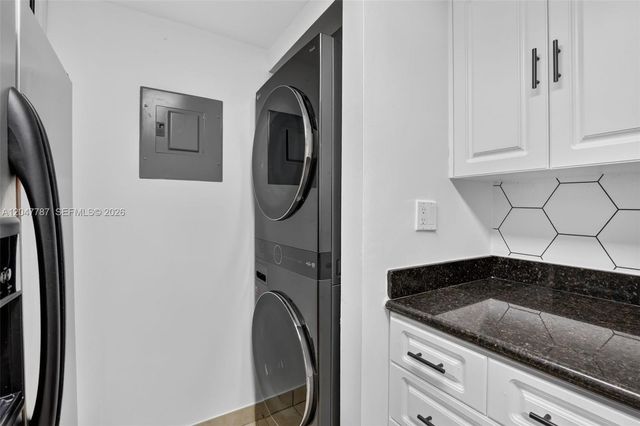 220 Lakeview Drive 210, Weston, FL 33326