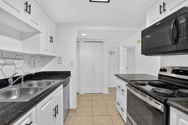 220 Lakeview Drive 210, Weston, FL 33326