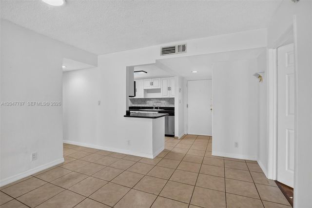 220 Lakeview Drive 210, Weston, FL 33326
