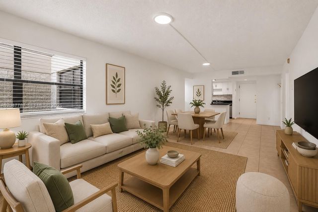 220 Lakeview Drive 210, Weston, FL 33326