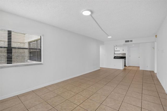 220 Lakeview Drive 210, Weston, FL 33326
