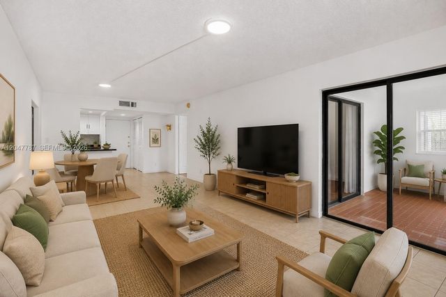 220 Lakeview Drive 210, Weston, FL 33326