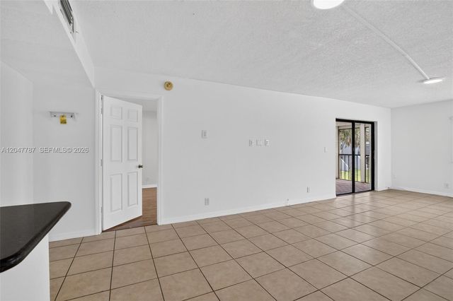 220 Lakeview Drive 210, Weston, FL 33326