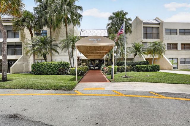 220 Lakeview Drive 210, Weston, FL 33326