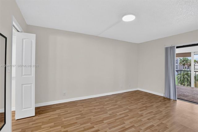 220 Lakeview Drive 210, Weston, FL 33326