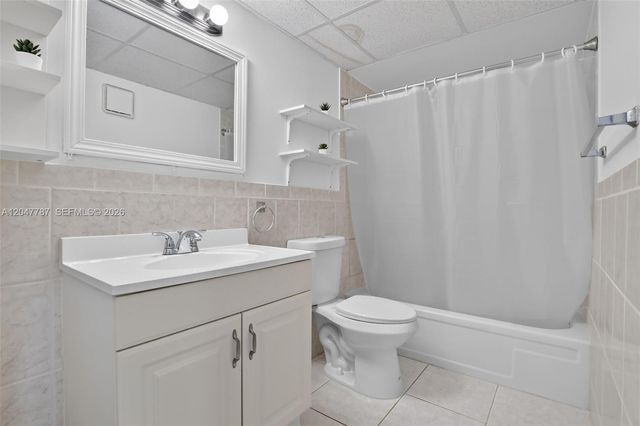 220 Lakeview Drive 210, Weston, FL 33326