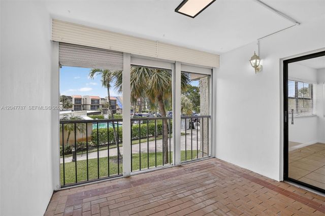 220 Lakeview Drive 210, Weston, FL 33326