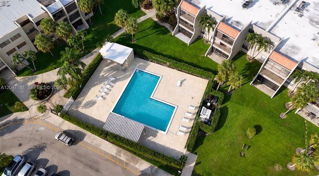220 Lakeview Drive 210, Weston, FL 33326