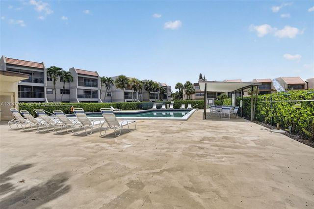 220 Lakeview Drive 210, Weston, FL 33326