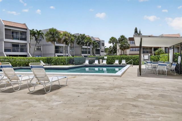 220 Lakeview Drive 210, Weston, FL 33326