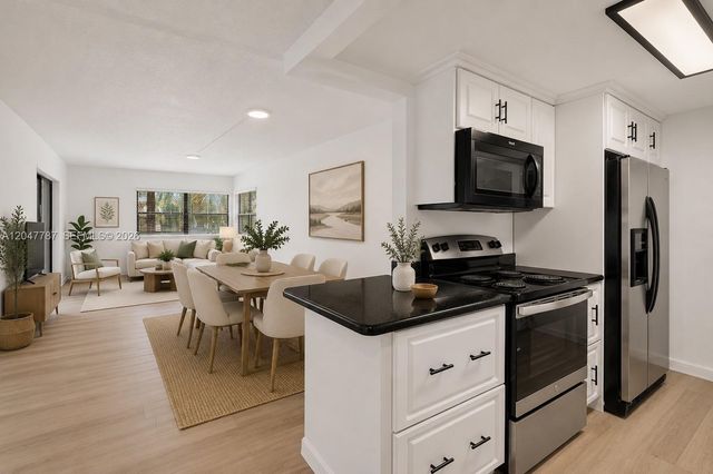 220 Lakeview Drive 210, Weston, FL 33326