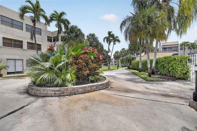 220 Lakeview Drive 210, Weston, FL 33326