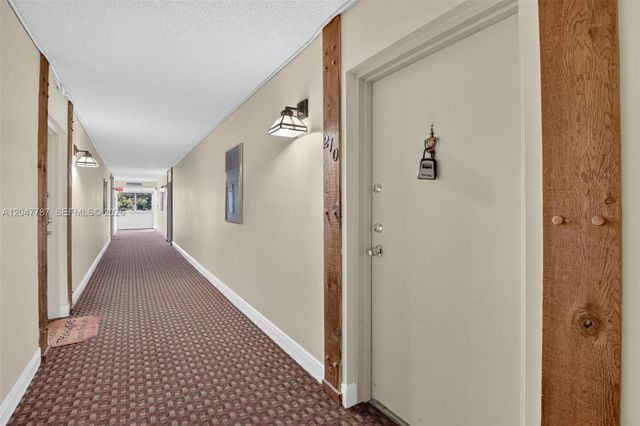 220 Lakeview Drive 210, Weston, FL 33326