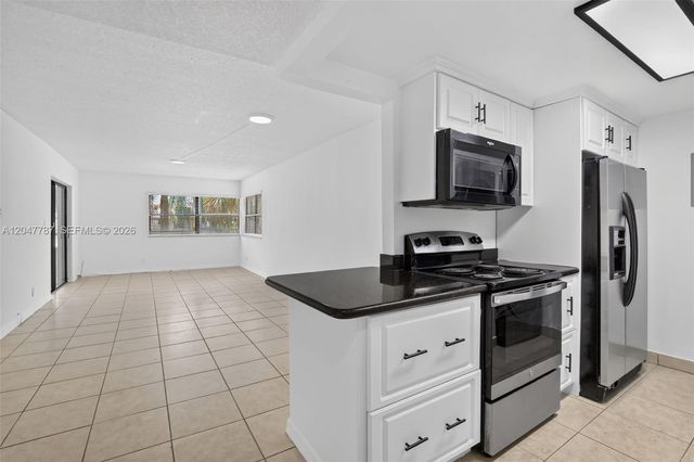 220 Lakeview Drive 210, Weston, FL 33326