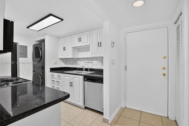 220 Lakeview Drive 210, Weston, FL 33326